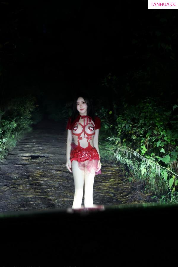   [XiuRen]高清写真图 2024.10.31 No.9376 小薯条nienie 丝袜美腿第23张图片
